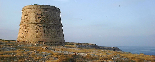 Steilküste und Wachturm auf Menorca