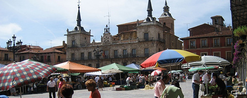 Buntes Treiben auf dem Markt in León